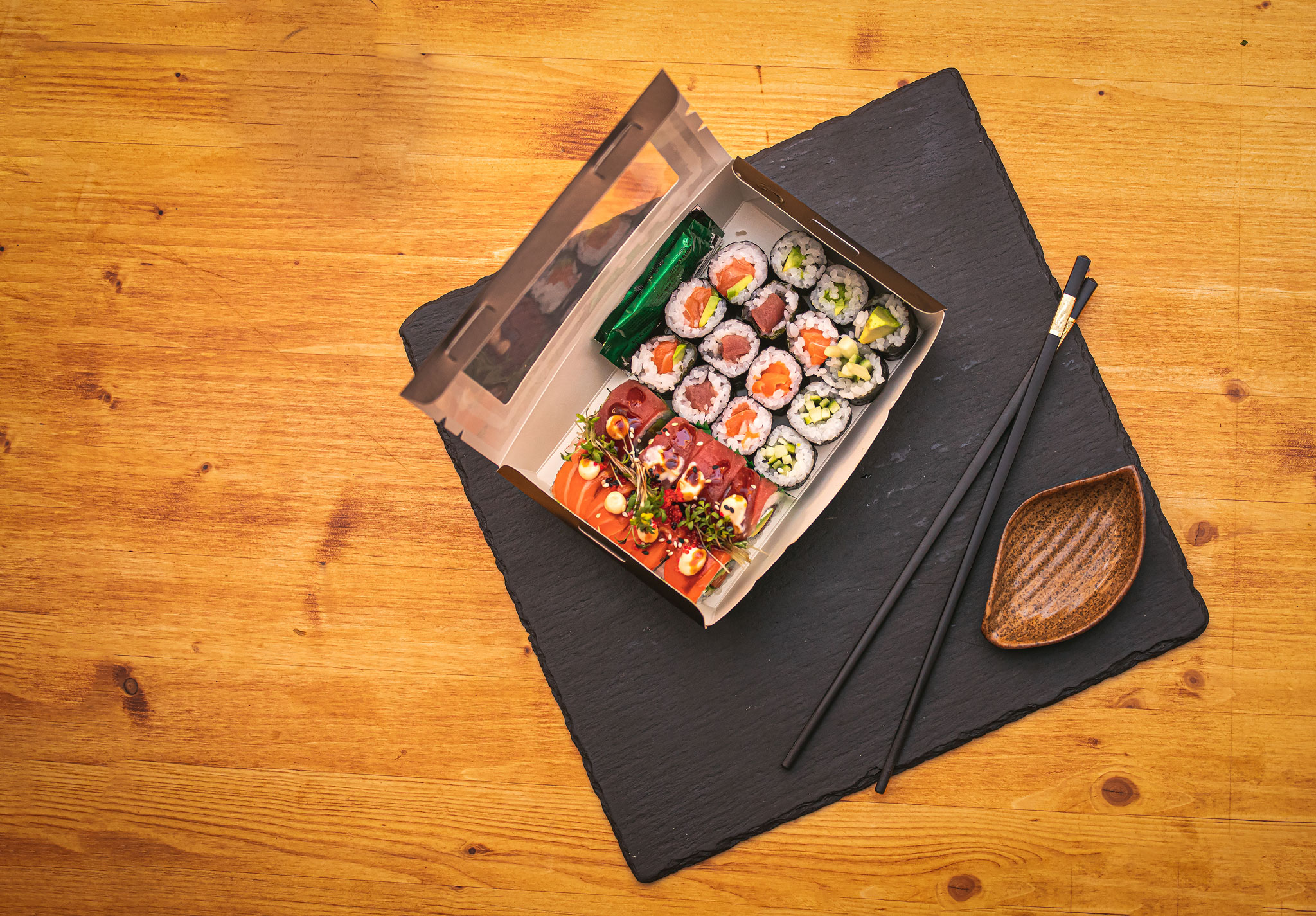 Bio Sushi-Box 7 "Black Edition" 215 x 135 x 50mm mit Sichtfenster (240 Stück/Karton)